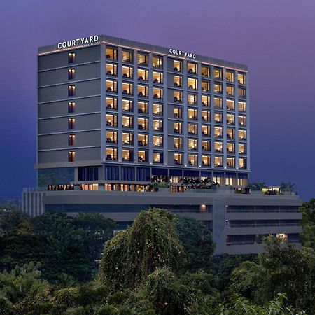 Courtyard By Marriott Ahmedabad Sindhu Bhavan Road Exteriör bild