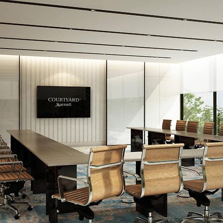 Courtyard By Marriott Ahmedabad Sindhu Bhavan Road Exteriör bild