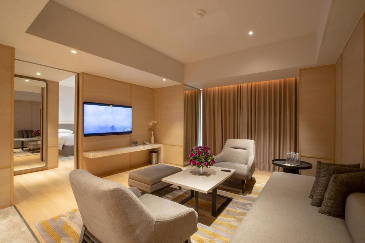 Courtyard By Marriott Ahmedabad Sindhu Bhavan Road Exteriör bild