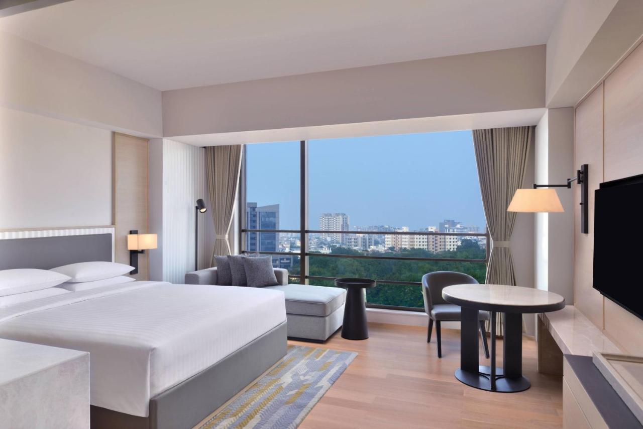 Courtyard By Marriott Ahmedabad Sindhu Bhavan Road Exteriör bild