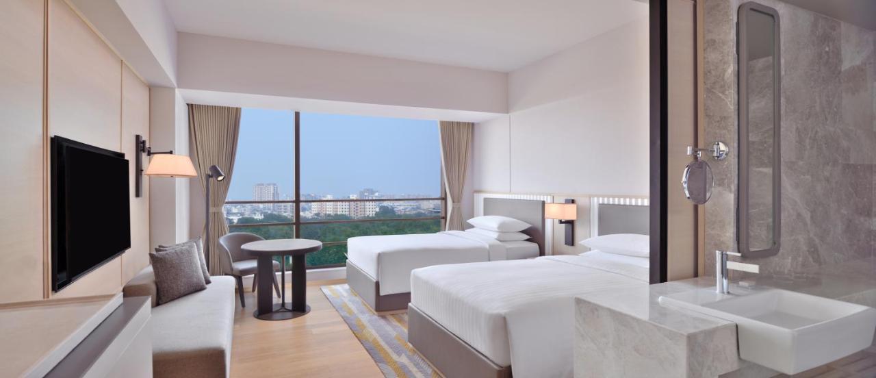 Courtyard By Marriott Ahmedabad Sindhu Bhavan Road Exteriör bild