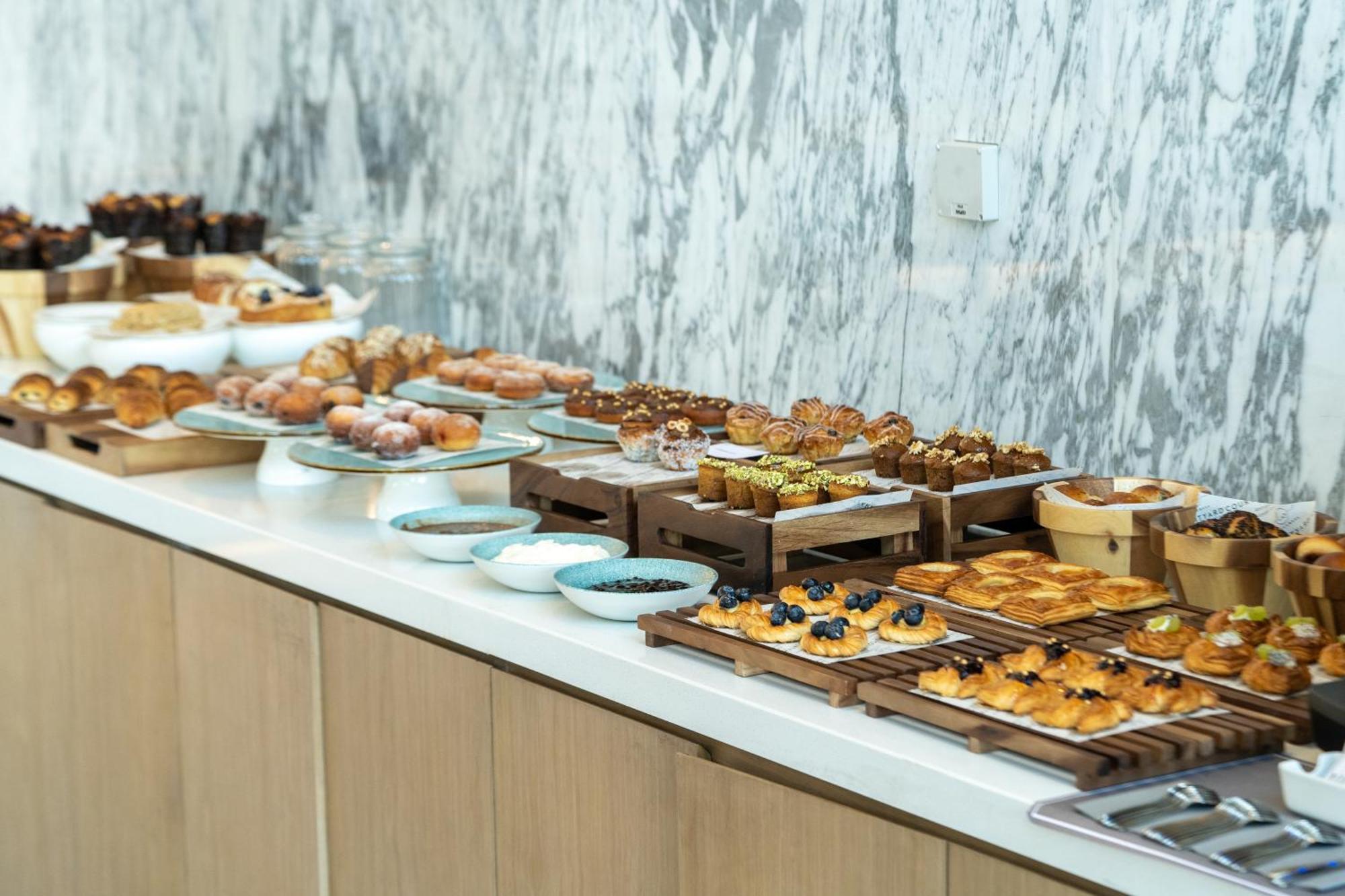 Courtyard By Marriott Ahmedabad Sindhu Bhavan Road Exteriör bild