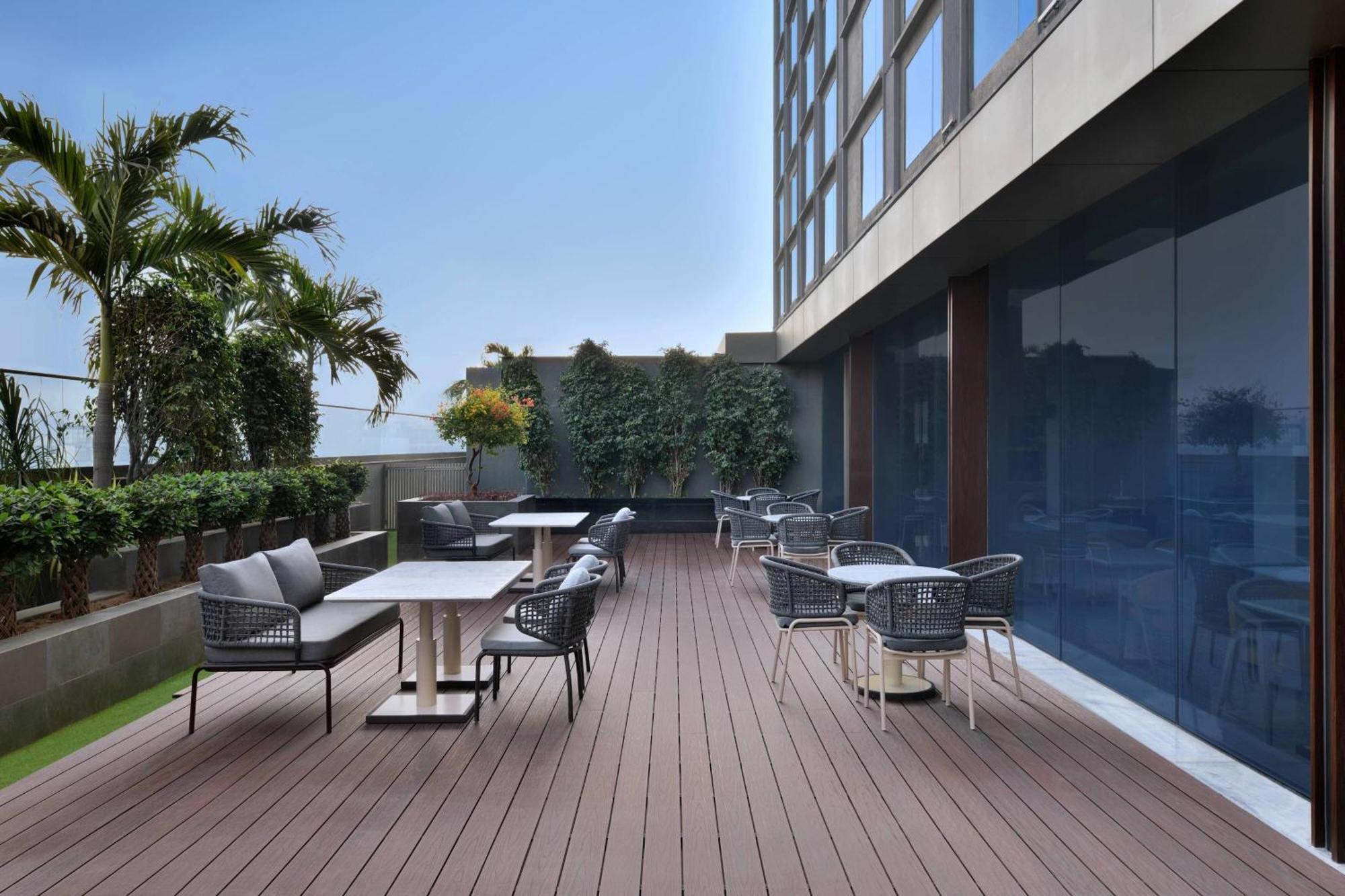 Courtyard By Marriott Ahmedabad Sindhu Bhavan Road Exteriör bild