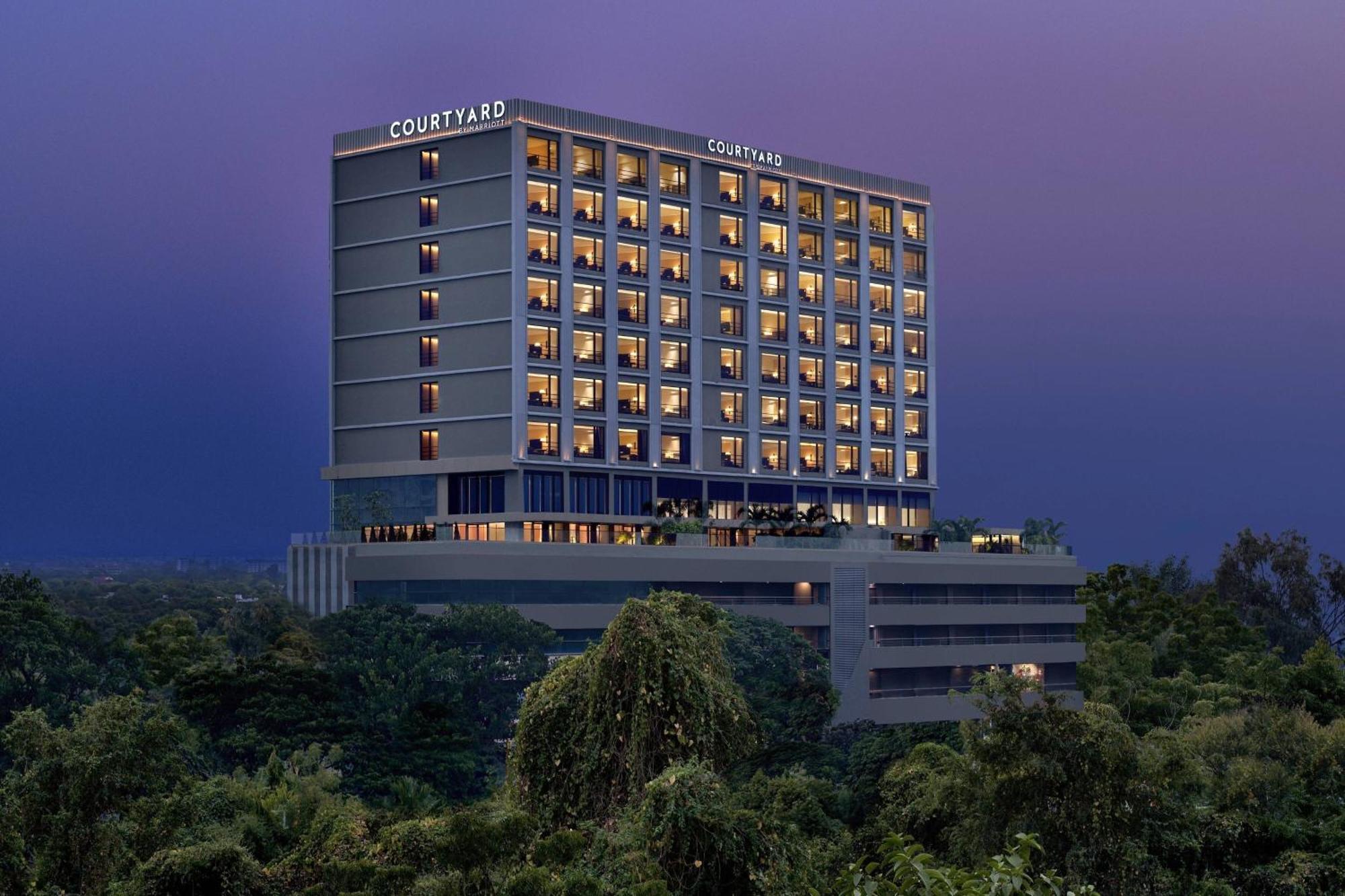 Courtyard By Marriott Ahmedabad Sindhu Bhavan Road Exteriör bild