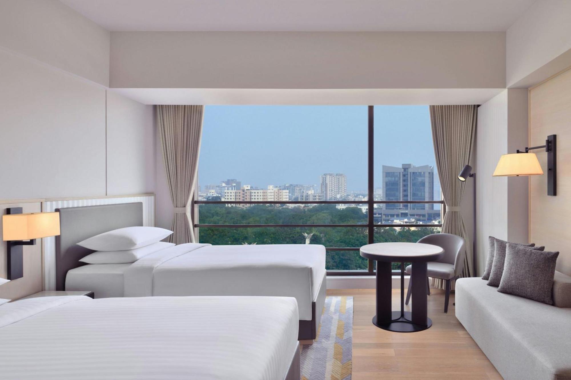 Courtyard By Marriott Ahmedabad Sindhu Bhavan Road Exteriör bild