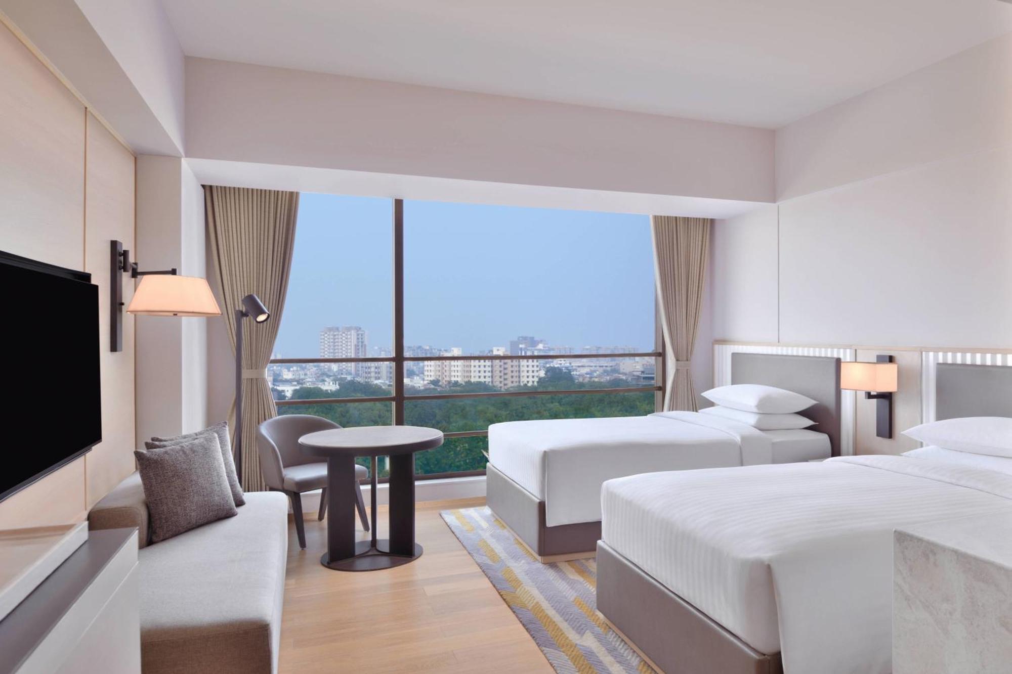 Courtyard By Marriott Ahmedabad Sindhu Bhavan Road Exteriör bild