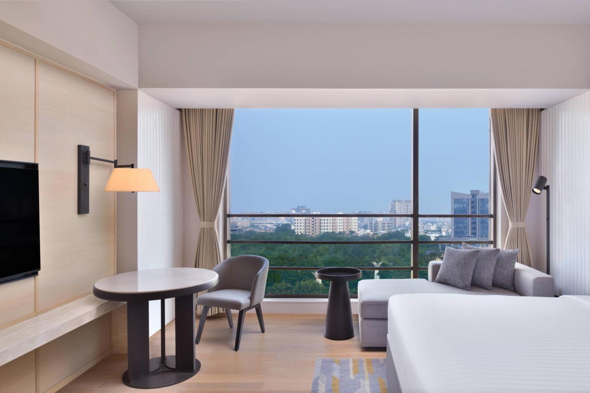 Courtyard By Marriott Ahmedabad Sindhu Bhavan Road Exteriör bild